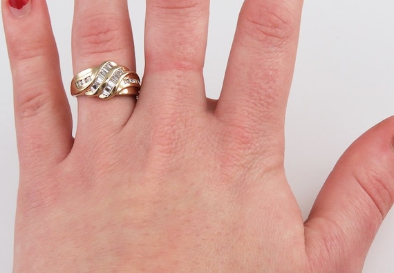 Lovely Modern 14K Yellow Gold & Diamond Ring Size… - image 4