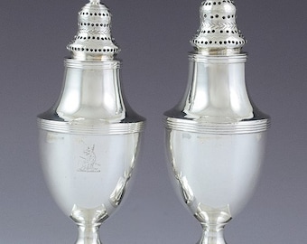 1802/1805 Fabuloso par de saleros/cucharas giratorias inglesas de plata esterlina georgiana