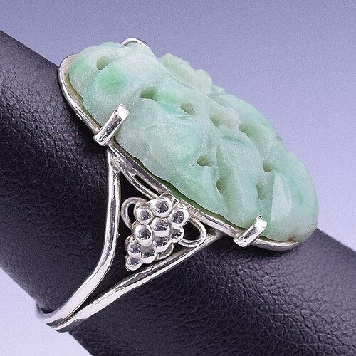 Charming Vintage Sterling shops Silver Oval-Shaped Ring w/ Green Carved Jadeite Sz 6