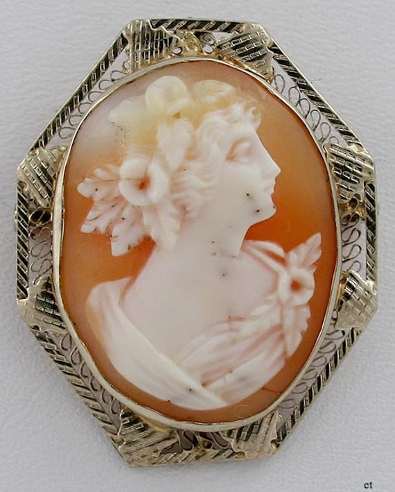 Classic Victorian 14k Gold Filigree Hand Carved Ca