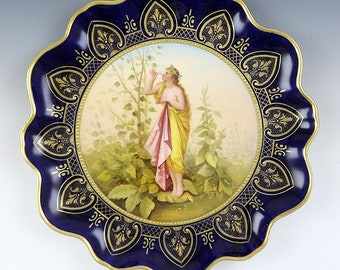 1880 Royal Vienna handgeschilderd verguld kobaltporseleinen bord - Woman in Garden