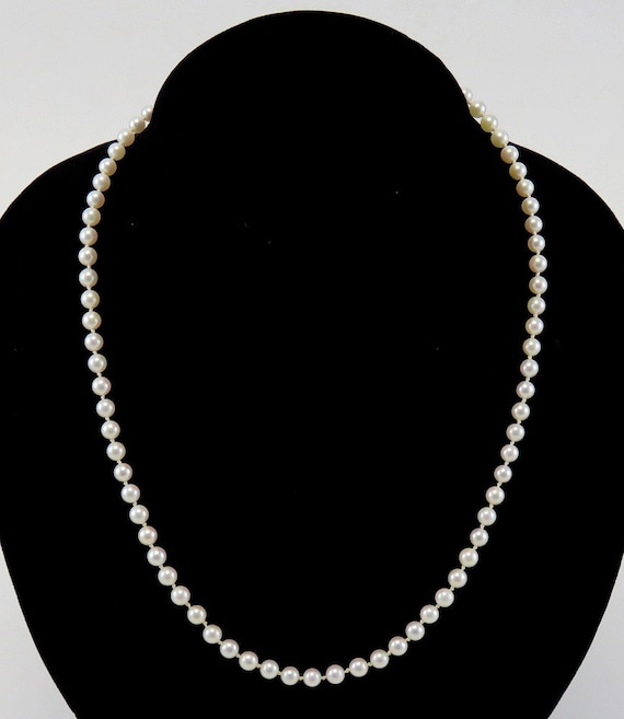 Wonderful Quality Knotted Strand of Pearls Necklac