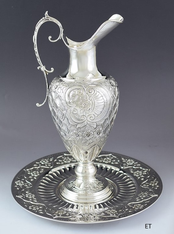 シルバープレート　水差し/ピッチャー アンティークのピューター水差しとミルクピッチャーは良質のデット