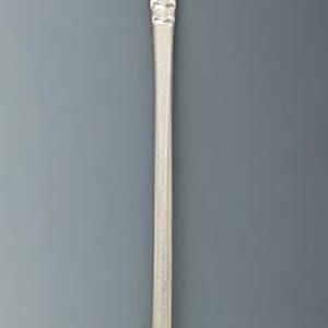 Peut inclure: Une cuillère en argent avec un motif orné représentant un visage de femme sur le manche et un motif floral sur le bol.