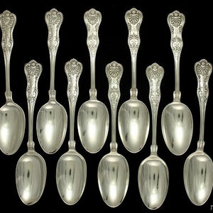 Könnte beinhalten: Set aus zehn silbernen Löffeln mit verzierten Griffen. Die Löffel haben ein klassisches Design und sind in ausgezeichnetem Zustand.