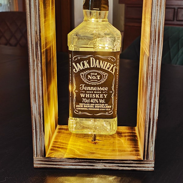 Schöne Lampe im stilvollen Holzrahmen. Jack Daniels Whisky Upcycling. Auch Jägermeister oder Veterano.Glas Holz Eisen