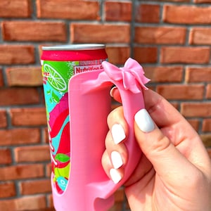 Porta lattine sottile con fiocco: custodia per bevande nei colori pastello, Alani Nu, Red Bull, Celsius, bevande alcoliche White Claw