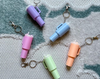 Mini porte-clés de style Stanley : étui à baume à lèvres pastel, support abaisse-langue imprimé en 3D