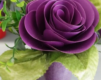 Arreglo floral artesanal de una sola rosa de aluminio en maceta de cristal.