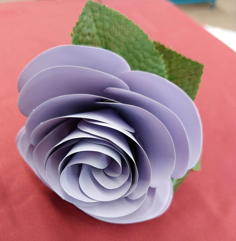 Rosas artificiales individuales hechas a mano de metal, fabricadas con aluminio reciclado. imagen 3