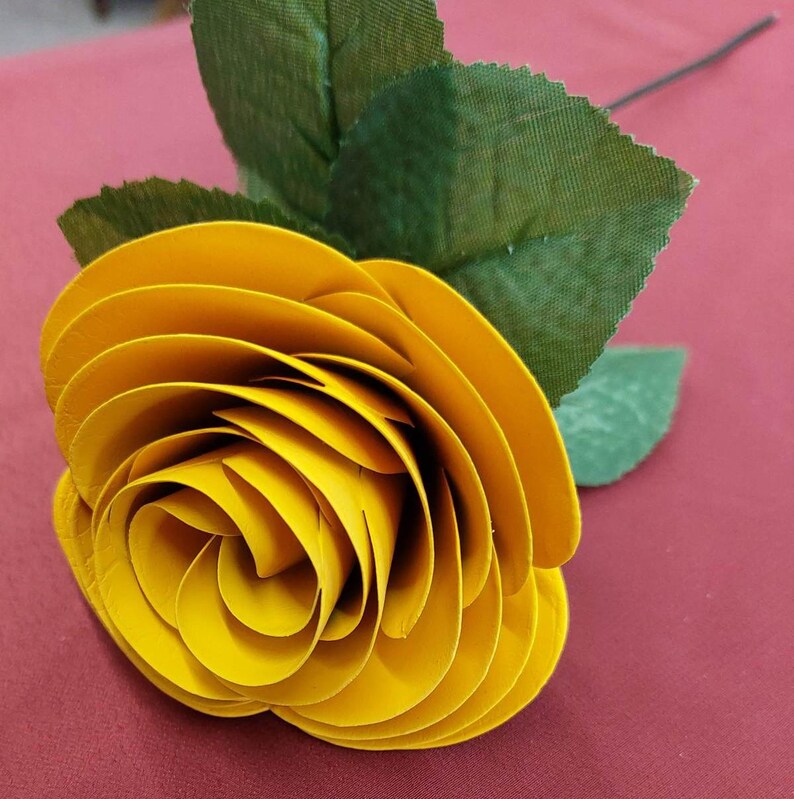 Rosas artificiales individuales hechas a mano de metal, fabricadas con aluminio reciclado. imagen 4