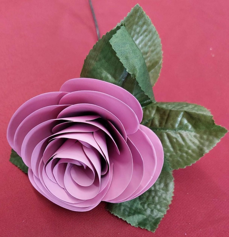 Rosas artificiales individuales hechas a mano de metal, fabricadas con aluminio reciclado. imagen 11