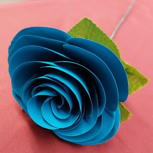 Rosas artificiales individuales hechas a mano de metal, fabricadas con aluminio reciclado. imagen 6