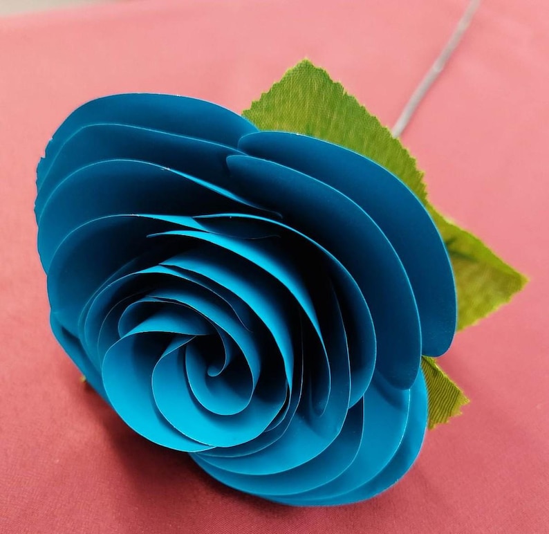 Rosas artificiales individuales hechas a mano de metal, fabricadas con aluminio reciclado. imagen 6