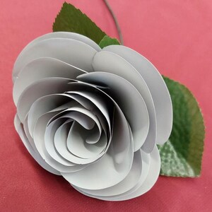 Rosas artificiales individuales hechas a mano de metal, fabricadas con aluminio reciclado. imagen 7
