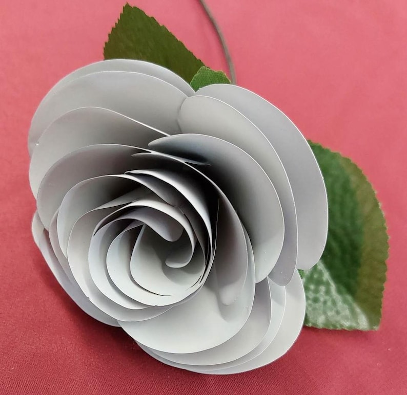 Rosas artificiales individuales hechas a mano de metal, fabricadas con aluminio reciclado. imagen 7