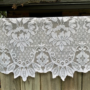 2923 V White Lace Valance, 70 x 20