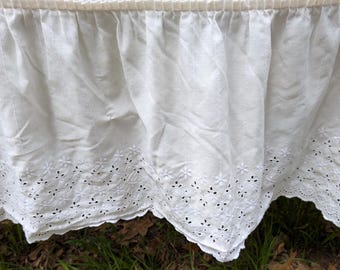 Saia de cama queen size com babados e detalhes em renda marfim, £641