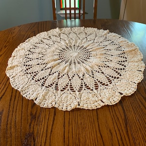 8014 T  Ivory Round Crocheted Lace Tabletop, Tablecloth, Vintage Table Cover, Gift, 30 in dia