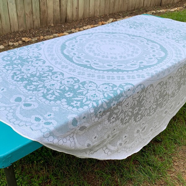 8061 T Vintage  Round White Lace Tablecloth, 72 inch diameter