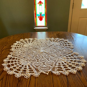 8009 T White Crocheted Lace Tabletop, Gift, 27 x 28