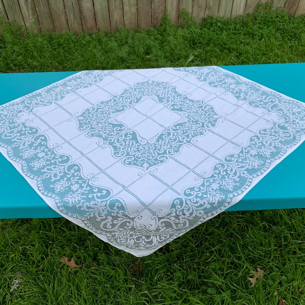 8021 T Small White Lace Tablecloth, 36 x 36