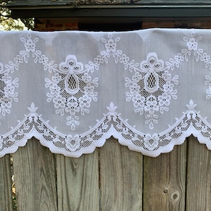 3052 V Vintage White Lace Valance with Deep Scalloped Edge, 60 x 18