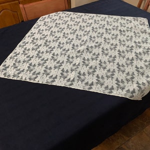 8011 T Small Ivory Lace Tablecloth, Vintage Table Cover, Wedding, Gift Idea, 28 x 29
