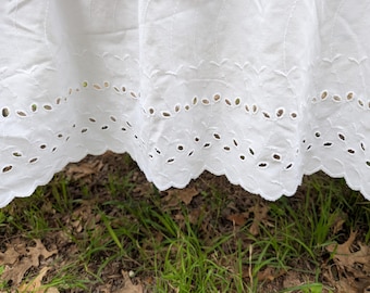 Saia de cama de casal com renda branca vazada, babado para cama, babado para pó, £ 644