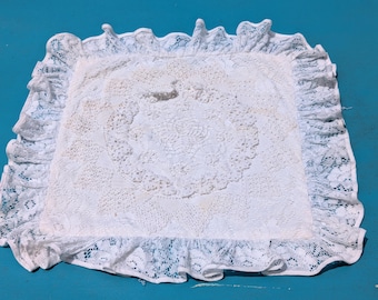 Capa de almofada vintage em crochê na cor marfim com detalhes em renda, £660