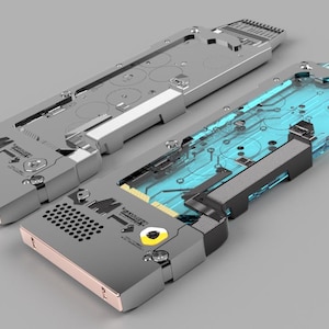 Op de afbeelding: Twee elektronische printplaten, een met een zilveren afwerking en de andere met een heldere blauwe afwerking. Beide platen hebben een reeks connectoren en componenten.