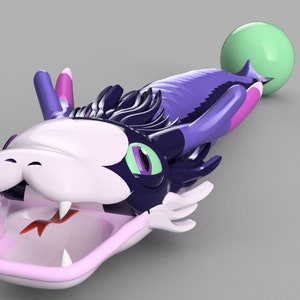 Puede incluir: Un flotador de piscina inflable de dragón morado y blanco con una pelota verde unida a la cola. El dragón tiene una gran boca abierta con dientes rosados y una lengua rosa.