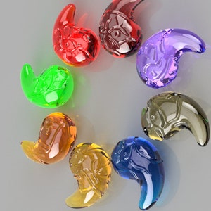 Puede incluir: Ocho amuletos de vidrio en forma de símbolo yin yang. Los amuletos son de diferentes colores: rojo, naranja, amarillo, verde, azul, morado, marrón y gris.