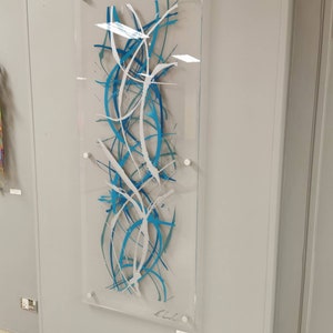 Turkoois acryl wandsculptuur, modern zilveren decor, Ben Ashford-kunstwerk