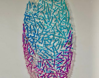 Irisierende Acryl Wandkunst: Farbwechselnde minimalistische Skulptur