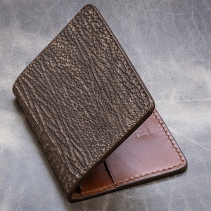 Cartera plegable minimalista con ranuras para efectivo y tarjetas de crédito, exterior de piel de tiburón arenisca, interior color canela vegetal de nogal