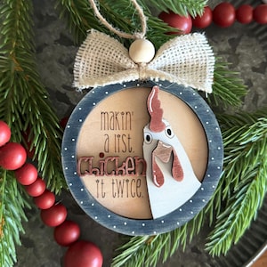 Hand-Painted 3D Wooden Chicken Christmas Ornament: Rustic Farmhouse Decor