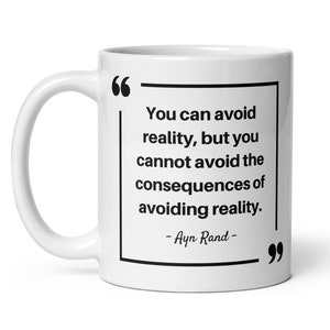 Pode incluir: Caneca de cerâmica branca com uma citação preta de Ayn Rand: "Você pode evitar a realidade, mas não pode evitar as consequências de evitar a realidade." A caneca tem uma alça branca e uma borda preta.