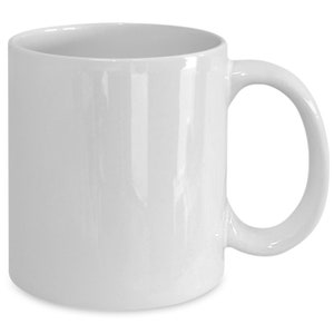 Puede incluir: Una taza de cer&aacute;mica blanca con asa. La taza est&aacute; en blanco y lista para ser personalizada.