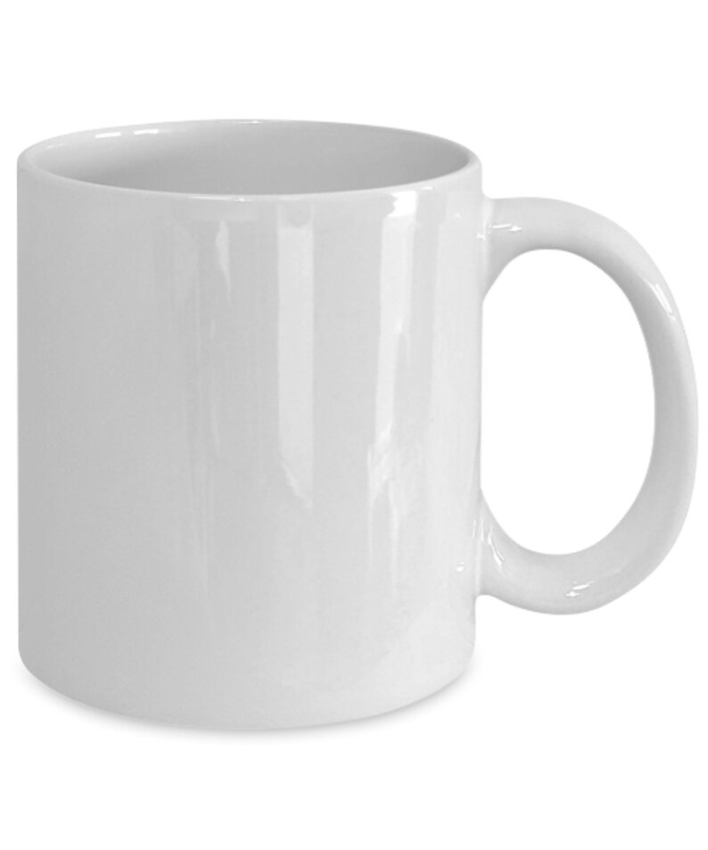 Puede incluir: Una taza de cer&aacute;mica blanca con asa. La taza est&aacute; en blanco y lista para ser personalizada.