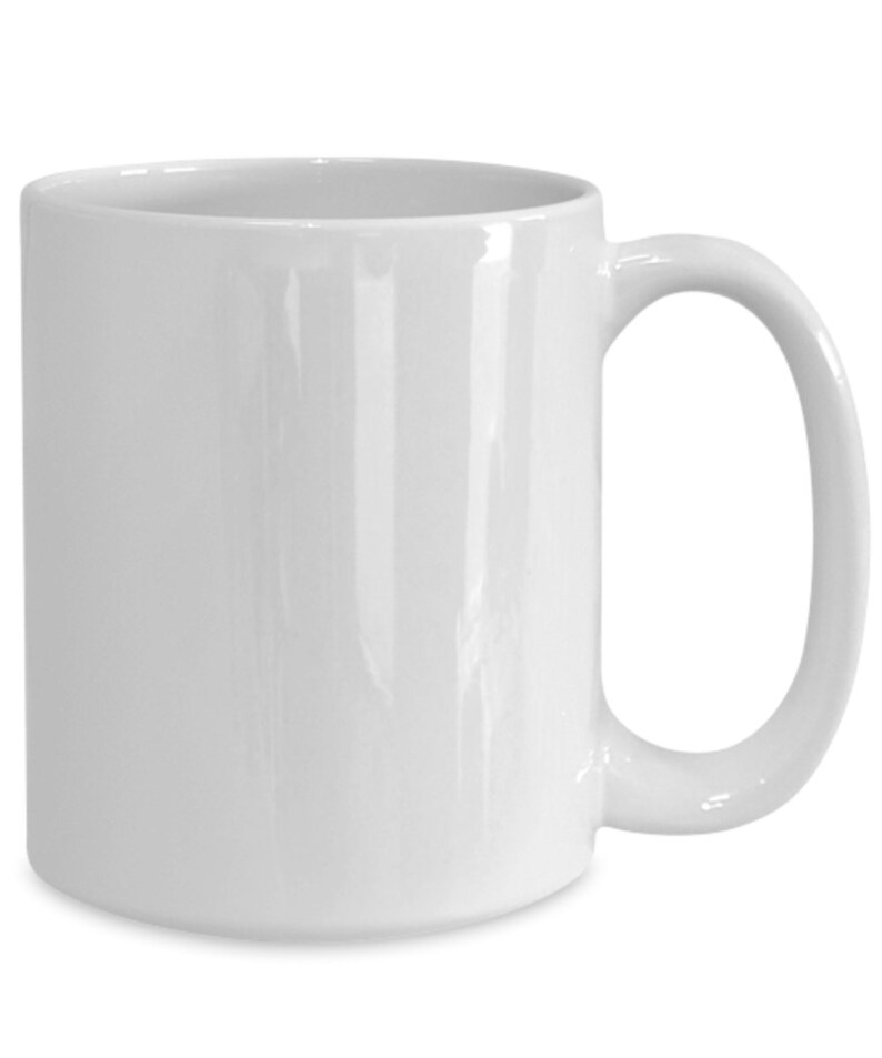 Puede incluir: Una taza de caf&eacute; de cer&aacute;mica blanca con una asa grande. La taza est&aacute; vac&iacute;a y tiene un acabado liso y brillante.