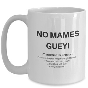 Puede incluir: Taza de caf&eacute; de cer&aacute;mica blanca con texto negro que dice "NO MAMES GUEY!" y una definici&oacute;n de la frase en espa&ntilde;ol e ingl&eacute;s.