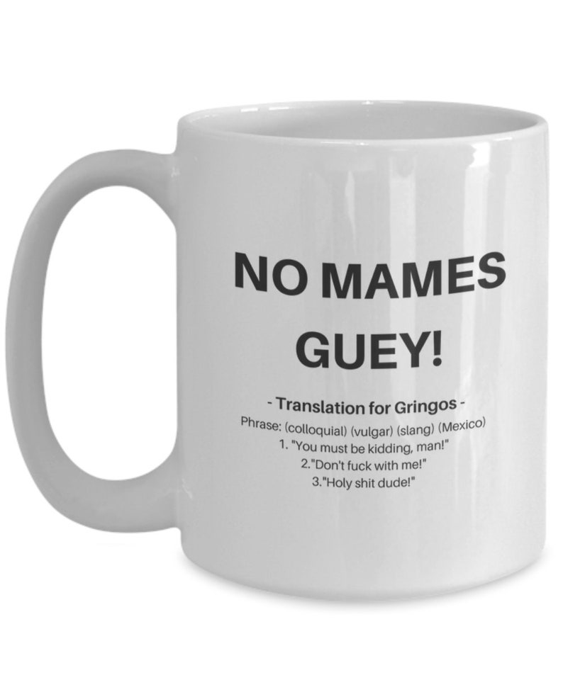 Puede incluir: Taza de caf&eacute; de cer&aacute;mica blanca con texto negro que dice "NO MAMES GUEY!" y una definici&oacute;n de la frase en espa&ntilde;ol e ingl&eacute;s.