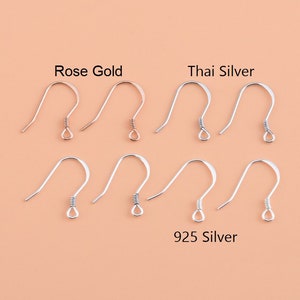 Puede incluir: Seis ganchos para pendientes en tres acabados diferentes: oro rosa, plata tailandesa y plata 925. Cada gancho es un simple alambre curvado con un pequeño bucle en el extremo.