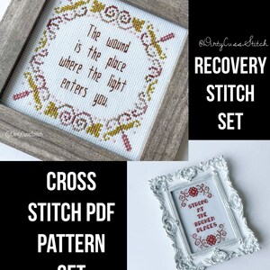 Könnte beinhalten: Zwei gerahmte Kreuzstichmuster mit inspirierenden Zitaten. Das erste Muster ist ein weißer Hintergrund mit brauner und rosa Stickerei und dem Zitat "Die Wunde ist der Ort, an dem das Licht in dich eindringt." Das zweite Muster ist ein weißer Hintergrund mit roter Stickerei und dem Zitat "Stark an den gebrochenen Stellen."