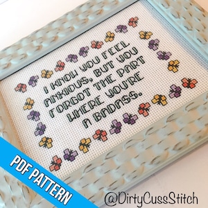 Puede incluir: Patrón de punto de cruz con fondo blanco y flores de colores alrededor del borde. El texto dice "Sé que te sientes ansioso, pero olvidaste la parte en la que eres una badass."