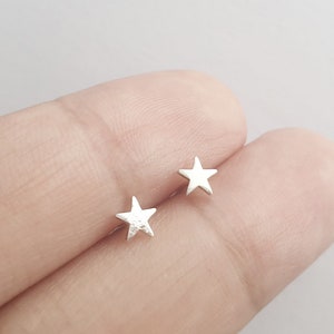 Pendientes de estrella diminutos (con clip), perforación en el segundo oído, pendientes de galaxia, perforación en el trago, cartílago y hélice, personalizados.