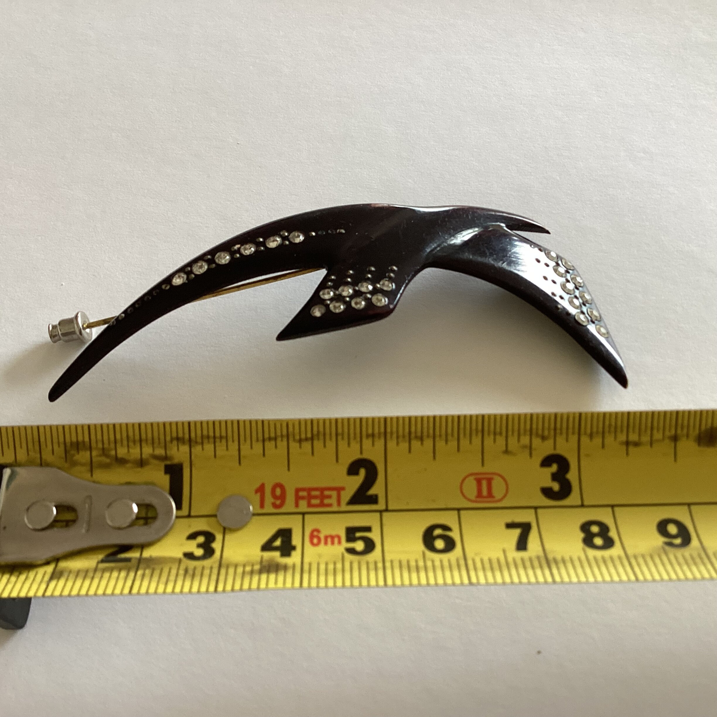 Broche Vintage Rétro – Cigogne En Vol En Bakélite Ivoire Et Noir – Oiseau – Bon état Occasion