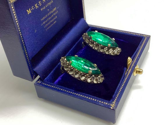 Art Deco Emerald Green Glass Filigree Clip-On Earrings – 1930s Bohemian Retro Jewellery