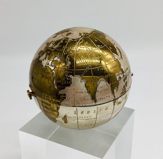 Pygmalion Atlas Globe Two Colour Compact Early Superior Inner Lid Puff Sifter 1950s